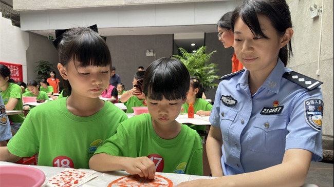 赤坎区妇联开展公益夏令营暨“爱心妈妈”暑期关爱活动